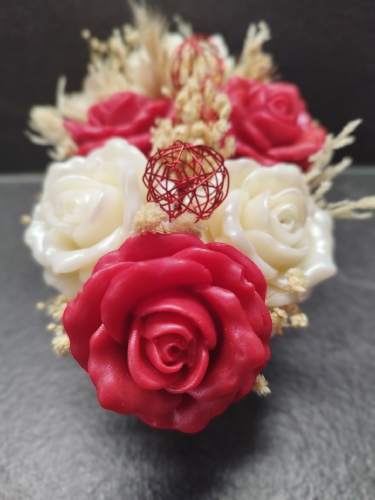 Baignoire de 6 roses rouges et blanches( Escale a Bali )