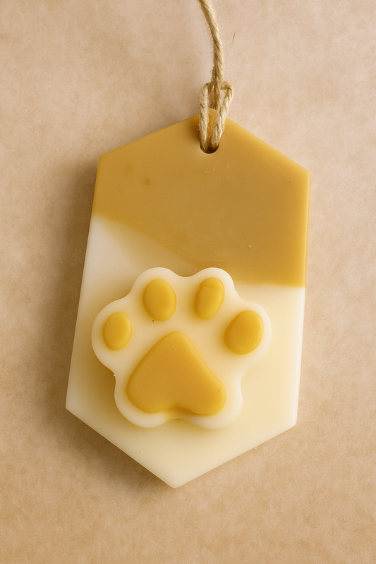 Suspension parfumée éclat de noisette  ( un don de 1 euro seront reversé a l association un poil d espoir)