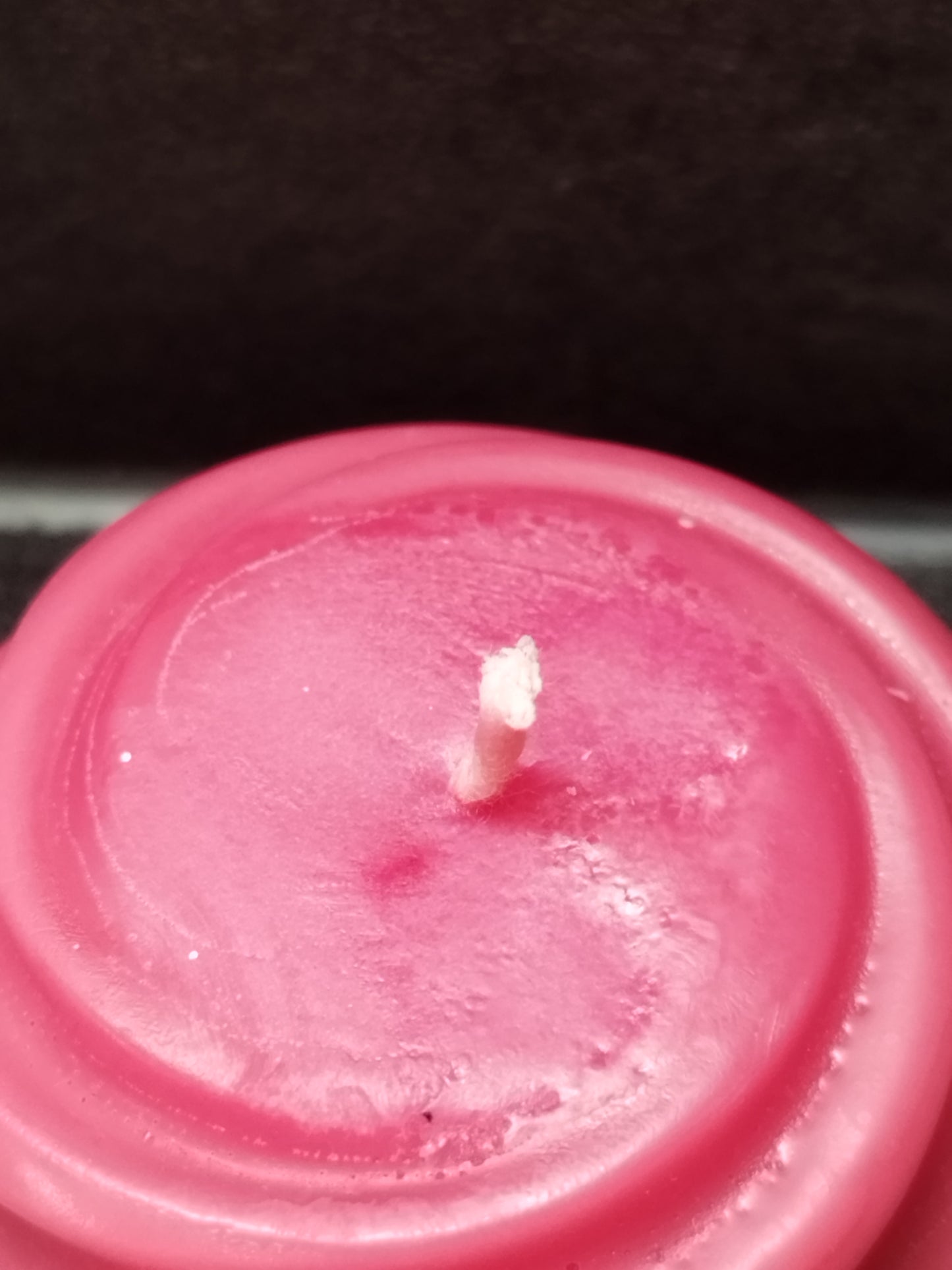 Bougie avec une petite imperfection sur le dessus parfum sucre d orge